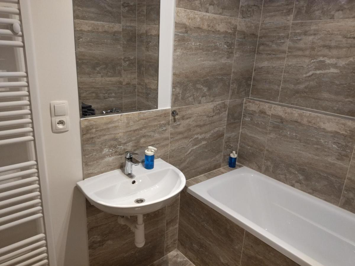 Brand New One Bedroom Apartment #54 In Brand New Building With Free Parking Прага Екстериор снимка